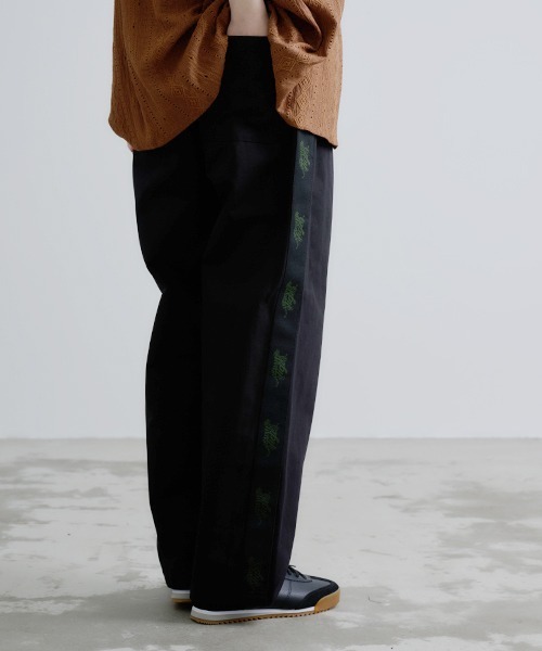 Revo.（レボ）の「Revo. タイガーテープライン ツイル ワーク イージーパンツ（チノパンツ・メンズ・ブラック/ベージュ・1/2）」の6枚目の写真