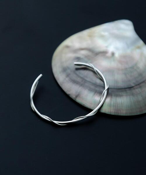 SMELLY(スメリー)の「SMELLY so’ twist chain bangle(ブレスレット・レディース・シルバー・-)」の1枚目の写真