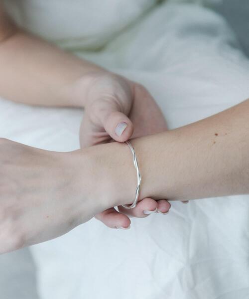 SMELLY(スメリー)の「SMELLY so’ twist chain bangle(ブレスレット・レディース・シルバー・-)」の5枚目の写真