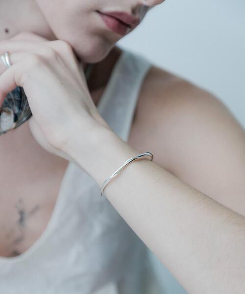 SMELLY(スメリー)の「SMELLY so’ twist chain bangle(ブレスレット・レディース・シルバー・-)」の6枚目の写真
