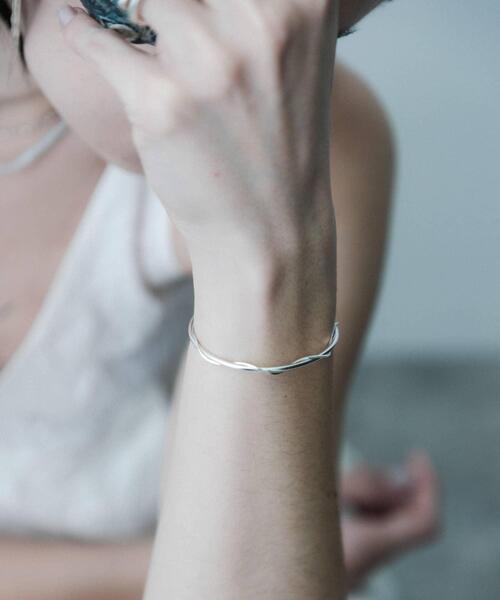 SMELLY(スメリー)の「SMELLY so’ twist chain bangle(ブレスレット・レディース・シルバー・-)」の7枚目の写真