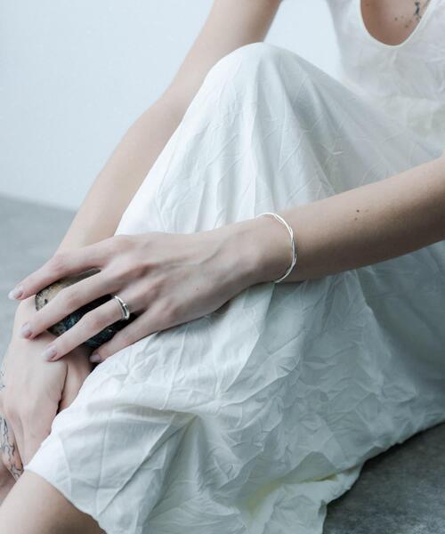SMELLY(スメリー)の「SMELLY so’ twist chain bangle(ブレスレット・レディース・シルバー・-)」の8枚目の写真