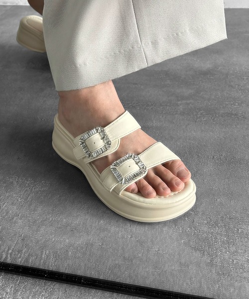 LOWO（ロワ）の「ビジュー バックル 厚底 サンダル（サンダル・レディース・ブラック/オフホワイト・35(22.5)/37(23.5)/36(23)/38(24)/39(24.5/40(25)）」の3枚目の写真