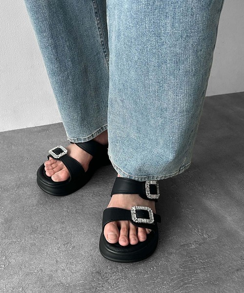 LOWO（ロワ）の「ビジュー バックル 厚底 サンダル（サンダル・レディース・ブラック/オフホワイト・35(22.5)/37(23.5)/36(23)/38(24)/39(24.5/40(25)）」の8枚目の写真