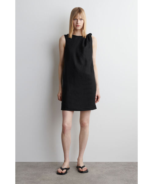 COS（コス）の「ツイストディテール リネン ミニドレス（ワンピース・レディース・イエロー/ブラック・38/42/32/34/36/40）」の2枚目の写真