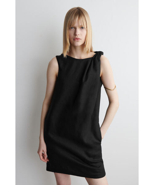 COS（コス）の「ツイストディテール リネン ミニドレス（ワンピース・レディース・イエロー/ブラック・38/42/32/34/36/40）」の4枚目の写真