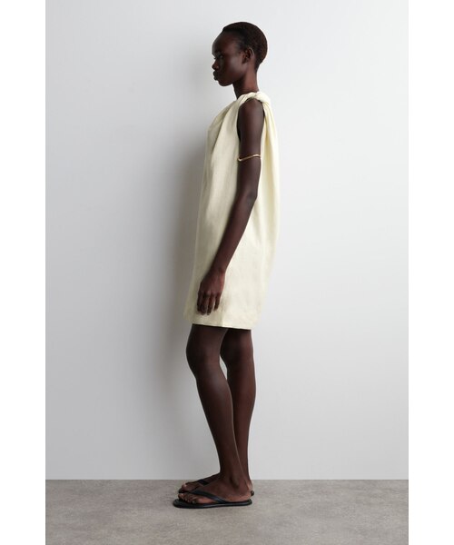 COS（コス）の「ツイストディテール リネン ミニドレス（ワンピース・レディース・イエロー/ブラック・38/42/32/34/36/40）」の8枚目の写真