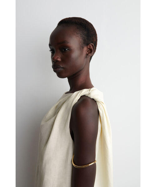 COS（コス）の「ツイストディテール リネン ミニドレス（ワンピース・レディース・イエロー/ブラック・38/42/32/34/36/40）」の9枚目の写真