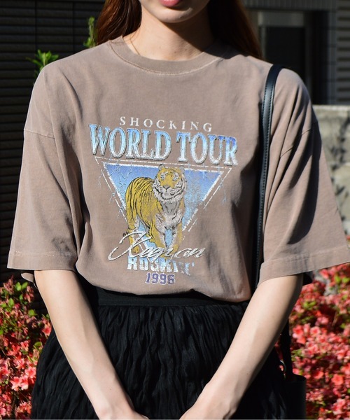 spiritoso(スピリトーゾ)の「【spiritoso】World Tourタイガープリント ピグメントTシャツ(Tシャツ/カットソー・レディース・ブラウン/ライトグリーン/ラベンダー/サックスブルー/グレイッシュベージュ/ライトグレー・FREE)」の1枚目の写真