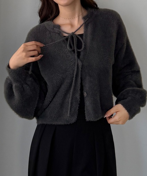 Louere（ルエレ）の「ショート丈シャギーリボンニットカーディガン（カーディガン/ボレロ・レディース・グレイッシュベージュ/アイボリー/チャコール・LARGE/MEDIUM/SMALL）」の2枚目の写真