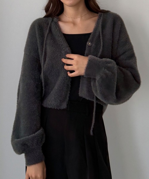 Louere（ルエレ）の「ショート丈シャギーリボンニットカーディガン（カーディガン/ボレロ・レディース・グレイッシュベージュ/アイボリー/チャコール・LARGE/MEDIUM/SMALL）」の4枚目の写真