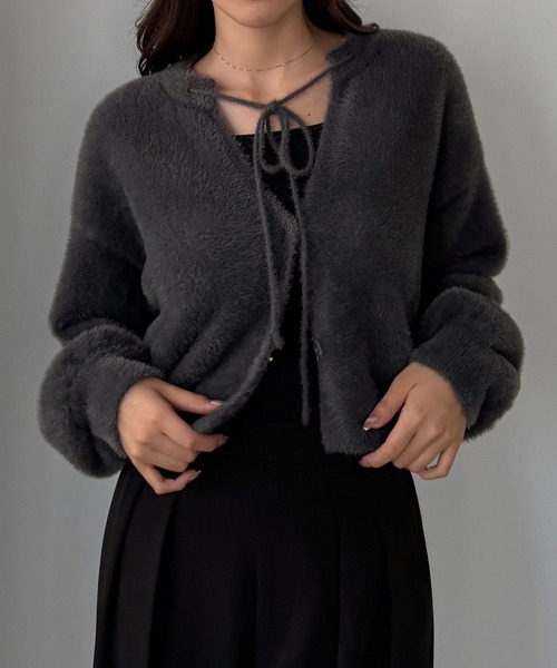 Louere（ルエレ）の「ショート丈シャギーリボンニットカーディガン（カーディガン/ボレロ・レディース・グレイッシュベージュ/アイボリー/チャコール・LARGE/MEDIUM/SMALL）」の5枚目の写真