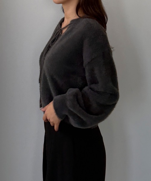 Louere（ルエレ）の「ショート丈シャギーリボンニットカーディガン（カーディガン/ボレロ・レディース・グレイッシュベージュ/アイボリー/チャコール・LARGE/MEDIUM/SMALL）」の8枚目の写真