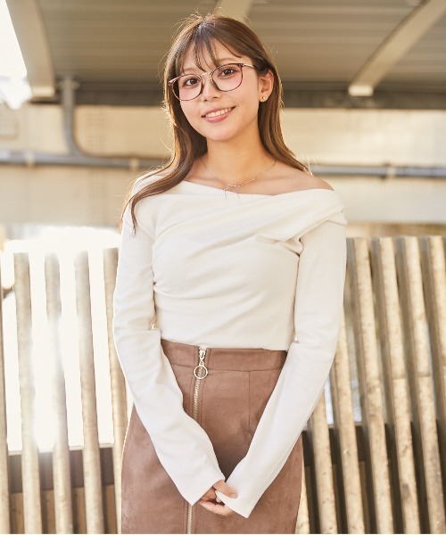 GORGE(ゴージ)の「《クロスネック×美シルエット》大人映えトップス/きれいめカジュアルに◎(Tシャツ/カットソー・レディース・グレー/アイボリー/ブラック/ブラウン・F)」の6枚目の写真