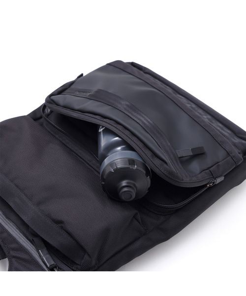 CHROME（クローム）の「［ CHROME / クローム ］AXCEL BRIEF PACK SLIM BK_BLACK / アクセル ブリーフパック スリム ブラック 耐水 10L バックパック ビジネスバッグ 完全防水ポケット 15インチPC収納（バックパック/リュック・メンズ・ブラック・FREE）」の6枚目の写真