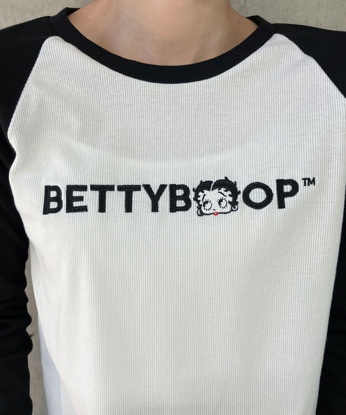 GLAMOROUS JANE(グラマラスジェーン)の「BETTY BOOPフロント刺繍ラグランショート丈ロンT(Tシャツ/カットソー・レディース・ブラック/オフホワイト/グレー・FREE)」の10枚目の写真