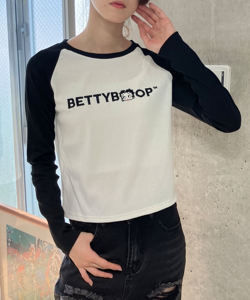 GLAMOROUS JANE(グラマラスジェーン)の「BETTY BOOPフロント刺繍ラグランショート丈ロンT(Tシャツ/カットソー・レディース・ブラック/オフホワイト/グレー・FREE)」の11枚目の写真