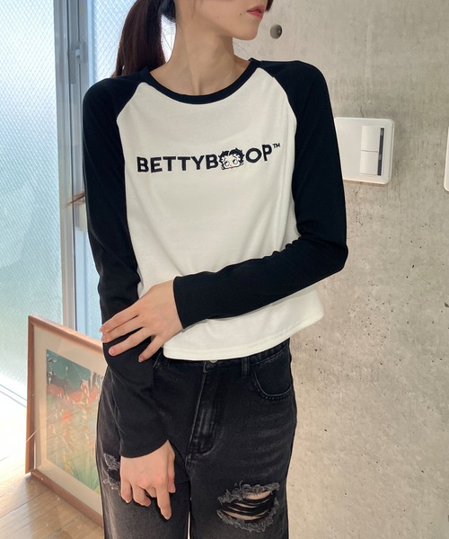 GLAMOROUS JANE(グラマラスジェーン)の「BETTY BOOPフロント刺繍ラグランショート丈ロンT(Tシャツ/カットソー・レディース・ブラック/オフホワイト/グレー・FREE)」の12枚目の写真