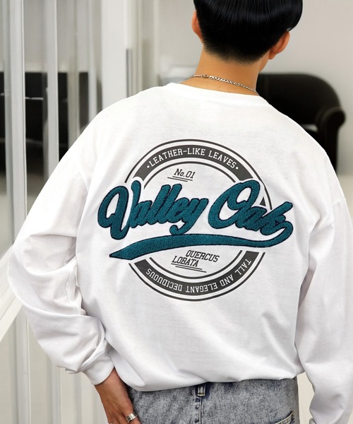 L'atelier（ラトリエ）の「バックプリント グラフィック ロンT サガラ刺繍 ロゴ 長袖 Tシャツ（Tシャツ/カットソー・メンズ・オリーブ系2/ブラック系2/ホワイト系2/ブラック系その他2/ブラック系3/ホワイト系3/ブラック系その他3/ブラウン系3/オリーブ系3・L/M/LL）」の2枚目の写真