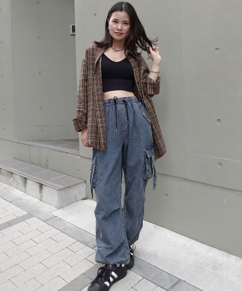 Lots of Love（ロッツオブラブ）の「パラシュートデニムカーゴパンツ（デニムパンツ・レディース・ブルー/ブラック・M）」の3枚目の写真