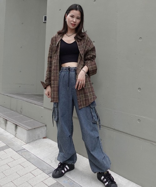 Lots of Love（ロッツオブラブ）の「パラシュートデニムカーゴパンツ（デニムパンツ・レディース・ブルー/ブラック・M）」の4枚目の写真