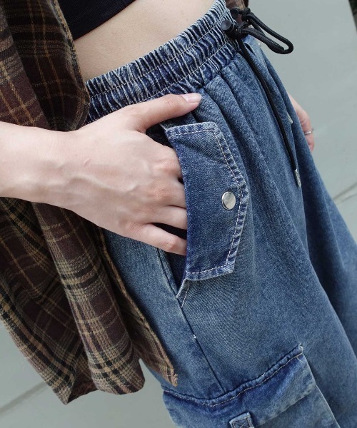 Lots of Love（ロッツオブラブ）の「パラシュートデニムカーゴパンツ（デニムパンツ・レディース・ブルー/ブラック・M）」の6枚目の写真