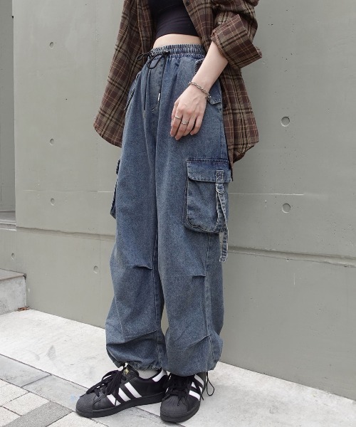 Lots of Love（ロッツオブラブ）の「パラシュートデニムカーゴパンツ（デニムパンツ・レディース・ブルー/ブラック・M）」の8枚目の写真