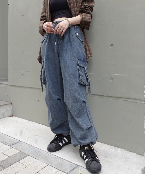 Lots of Love（ロッツオブラブ）の「パラシュートデニムカーゴパンツ（デニムパンツ・レディース・ブルー/ブラック・M）」の9枚目の写真