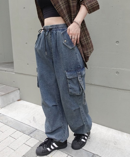 Lots of Love（ロッツオブラブ）の「パラシュートデニムカーゴパンツ（デニムパンツ・レディース・ブルー/ブラック・M）」の10枚目の写真