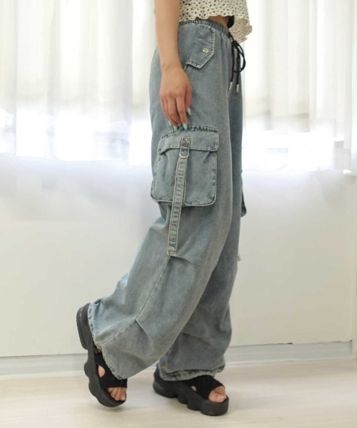 Lots of Love(ロッツオブラブ)の「パラシュートデニムカーゴパンツ(デニムパンツ・レディース・ブルー/ブラック・M/L)」の3枚目の写真