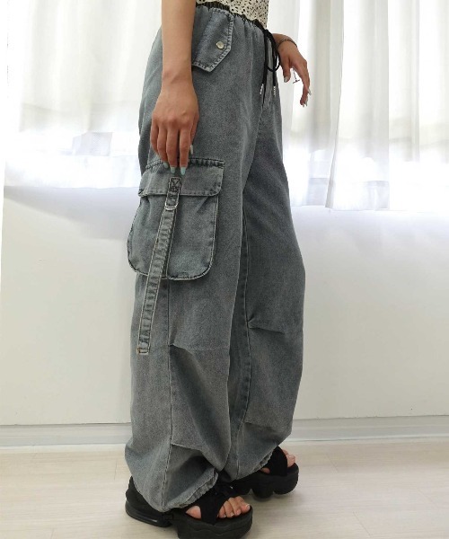 Lots of Love(ロッツオブラブ)の「パラシュートデニムカーゴパンツ(デニムパンツ・レディース・ブルー/ブラック・M/L)」の5枚目の写真