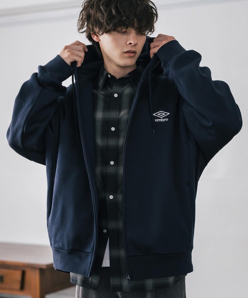 UMBRO（アンブロ）の「UMBRO 別注コラボオーバーサイズ裏起毛ワンポイントロゴ刺繍フルジップパーカー（パーカー・メンズ・チャコール/ネイビー/杢グレー/ブラック・M/L/XL）」の4枚目の写真