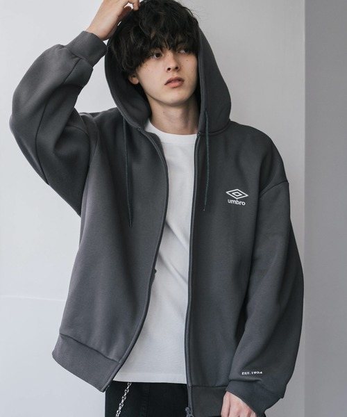 UMBRO（アンブロ）の「UMBRO 別注コラボオーバーサイズ裏起毛ワンポイントロゴ刺繍フルジップパーカー（パーカー・メンズ・チャコール/ネイビー/杢グレー/ブラック・M/L/XL）」の3枚目の写真