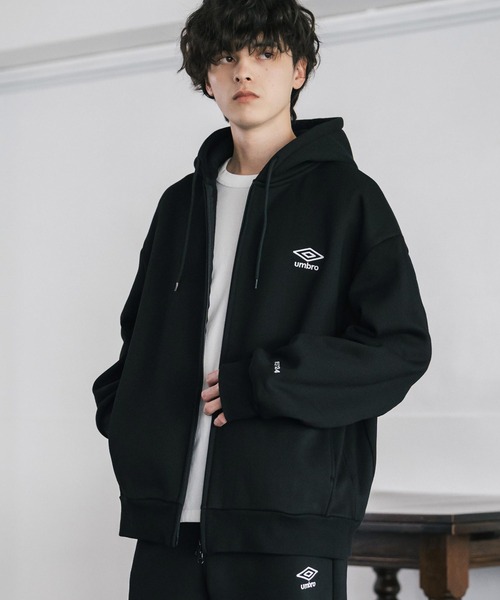 UMBRO（アンブロ）の「UMBRO 別注コラボオーバーサイズ裏起毛ワンポイントロゴ刺繍フルジップパーカー（パーカー・メンズ・チャコール/ネイビー/杢グレー/ブラック・M/L/XL）」の5枚目の写真