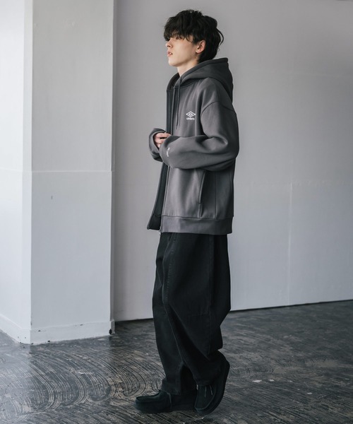 UMBRO（アンブロ）の「UMBRO 別注コラボオーバーサイズ裏起毛ワンポイントロゴ刺繍フルジップパーカー（パーカー・メンズ・チャコール/ネイビー/杢グレー/ブラック・M/L/XL）」の20枚目の写真