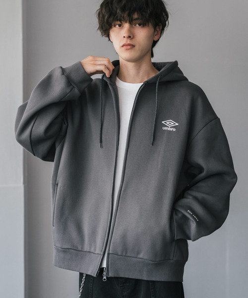 UMBRO（アンブロ）の「UMBRO 別注コラボオーバーサイズ裏起毛ワンポイントロゴ刺繍フルジップパーカー（パーカー・メンズ・チャコール/ネイビー/杢グレー/ブラック・M/L/XL）」の16枚目の写真
