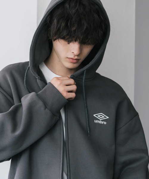 UMBRO（アンブロ）の「UMBRO 別注コラボオーバーサイズ裏起毛ワンポイントロゴ刺繍フルジップパーカー（パーカー・メンズ・チャコール/ネイビー/杢グレー/ブラック・M/L/XL）」の17枚目の写真