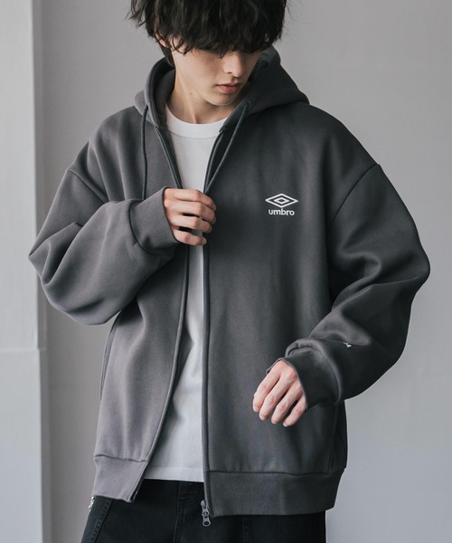 UMBRO（アンブロ）の「UMBRO 別注コラボオーバーサイズ裏起毛ワンポイントロゴ刺繍フルジップパーカー（パーカー・メンズ・チャコール/ネイビー/杢グレー/ブラック・M/L/XL）」の18枚目の写真