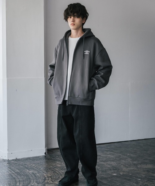 UMBRO（アンブロ）の「UMBRO 別注コラボオーバーサイズ裏起毛ワンポイントロゴ刺繍フルジップパーカー（パーカー・メンズ・チャコール/ネイビー/杢グレー/ブラック・M/L/XL）」の19枚目の写真