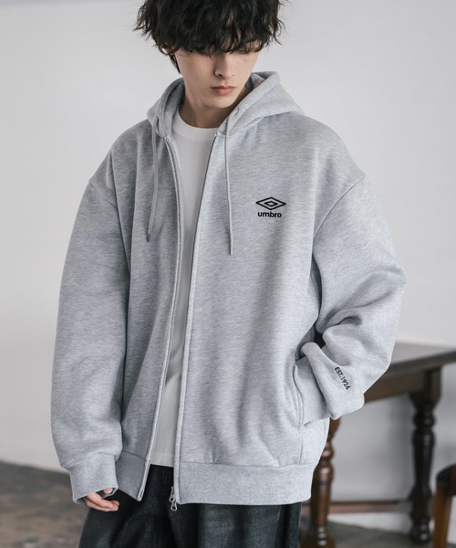 UMBRO（アンブロ）の「UMBRO 別注コラボオーバーサイズ裏起毛ワンポイントロゴ刺繍フルジップパーカー（パーカー・メンズ・チャコール/ネイビー/杢グレー/ブラック・M/L/XL）」の11枚目の写真