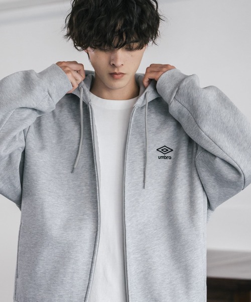 UMBRO（アンブロ）の「UMBRO 別注コラボオーバーサイズ裏起毛ワンポイントロゴ刺繍フルジップパーカー（パーカー・メンズ・チャコール/ネイビー/杢グレー/ブラック・M/L/XL）」の13枚目の写真
