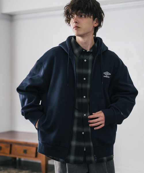 UMBRO（アンブロ）の「UMBRO 別注コラボオーバーサイズ裏起毛ワンポイントロゴ刺繍フルジップパーカー（パーカー・メンズ・チャコール/ネイビー/杢グレー/ブラック・M/L/XL）」の21枚目の写真