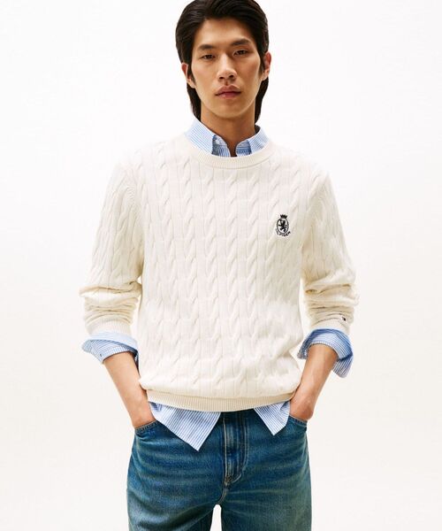 TOMMY HILFIGER（トミーヒルフィガー）の「クラシックコットンケーブルクレストクルーネックセーター（ニット/セーター・メンズ・バーガンディー/ホワイト/イエロー× ブルー/ブラウン系その他6/グリーン/ネイビー・SMALL/LARGE/MEDIUM/X-LARGE）」の2枚目の写真