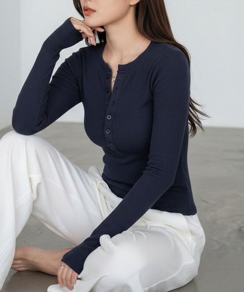 maison de LATIR（メゾンドラティール）の「着こなし自在ヘンリーネック長袖カットソー（Tシャツ/カットソー・レディース・ネイビー/ホワイト/ブラック/グレー・FREE）」の17枚目の写真