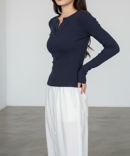 maison de LATIR（メゾンドラティール）の「着こなし自在ヘンリーネック長袖カットソー（Tシャツ/カットソー・レディース・ネイビー/ホワイト/ブラック/グレー・FREE）」の18枚目の写真