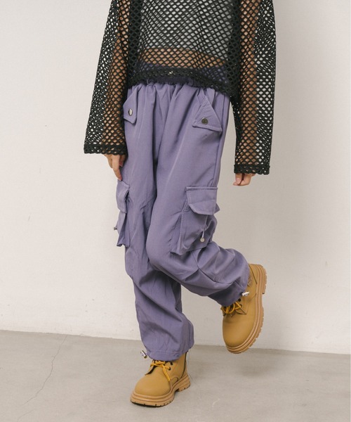 URBAN CHERRY（アーバンチェリー）の「カラーカーゴパンツ（カーゴパンツ・キッズ・パープル/ピンク/ブラック・130cm/140cm/150cm/120cm）」の2枚目の写真