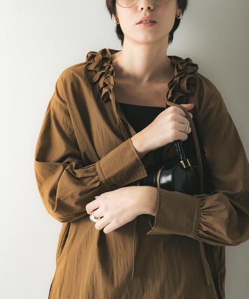 URBAN RESEARCH（アーバンリサーチ）の「frillブラウス（シャツ/ブラウス・レディース・キャメル/ブラック/オフホワイト・FREE）」の3枚目の写真