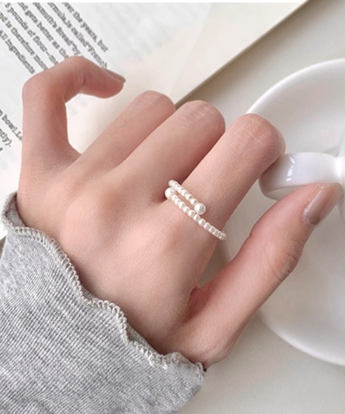 Leja（レジャ）の「【LEJA】パールダブルラインデザインリング結婚式 パーティー 成人式 二次会 同窓会 お呼ばれ オケージョン 20代 30代（リング・レディース・ホワイト・FREE）」の3枚目の写真
