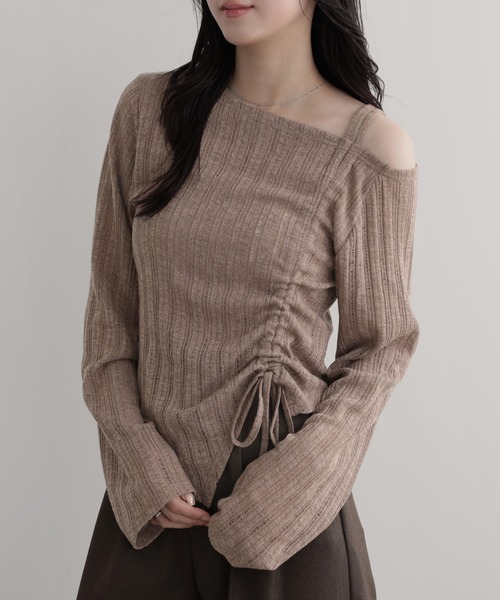 nouvellemoi(ヌーベルモイ)の「ワンオフショルダーギャザーリボントップス(Tシャツ/カットソー・レディース・ブラウン/ブラック/グレー・FREE)」の4枚目の写真