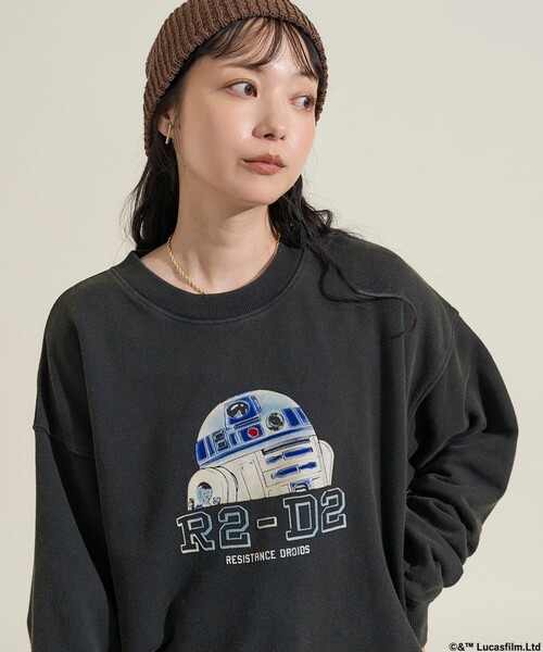 FREAK'S STORE(フリークスストア)の「STARWARS/スターウォーズ ヴィンテージライク R2-D2 クルーネックスウェット/フロッキープリント/リラックスフィット(スウェット・メンズ・チャコールグレー/ネイビー/ブラック・MEDIUM/LARGE)」の2枚目の写真